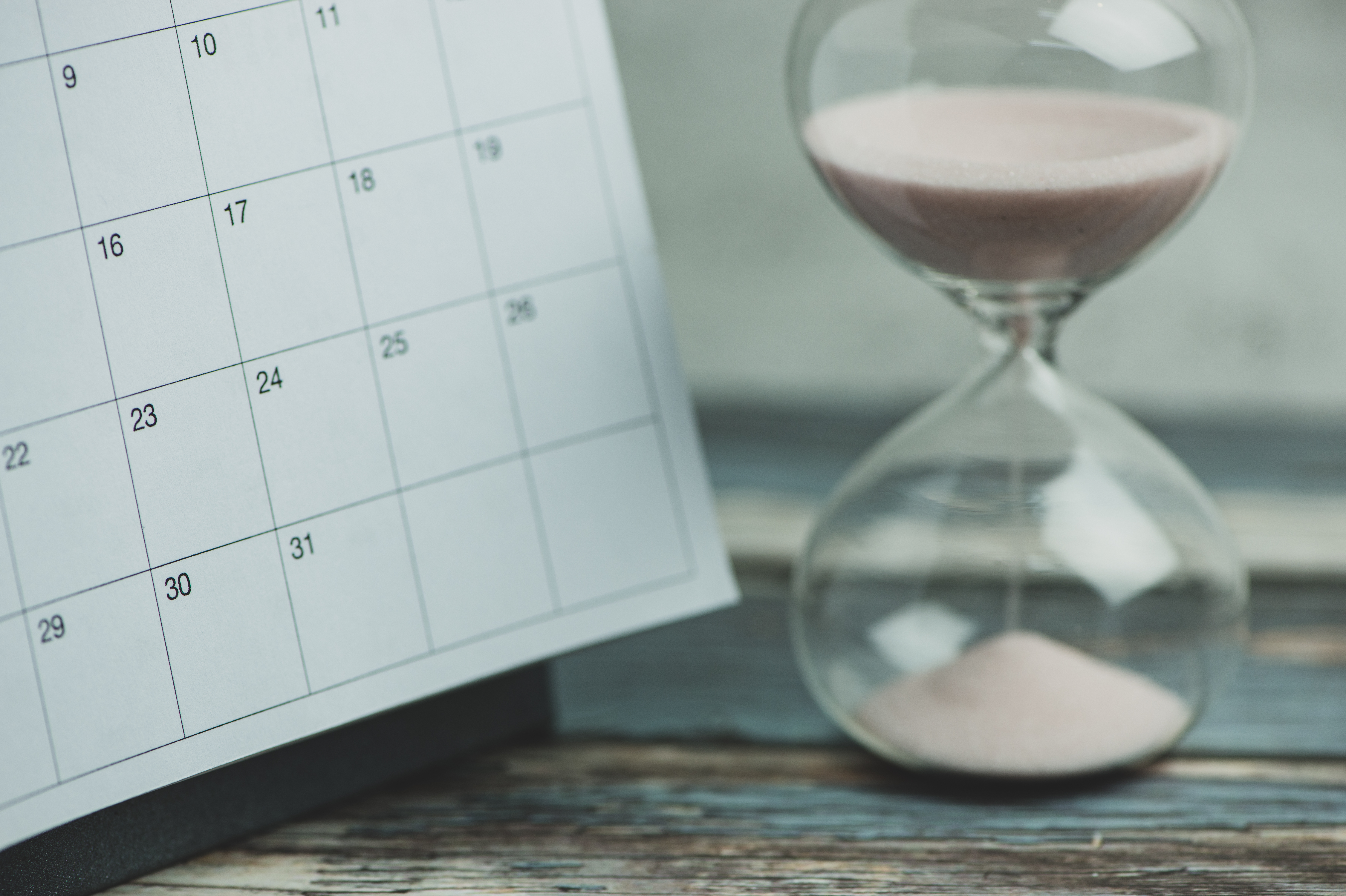 Calendario y reloj de arena: control de jornada laboral
