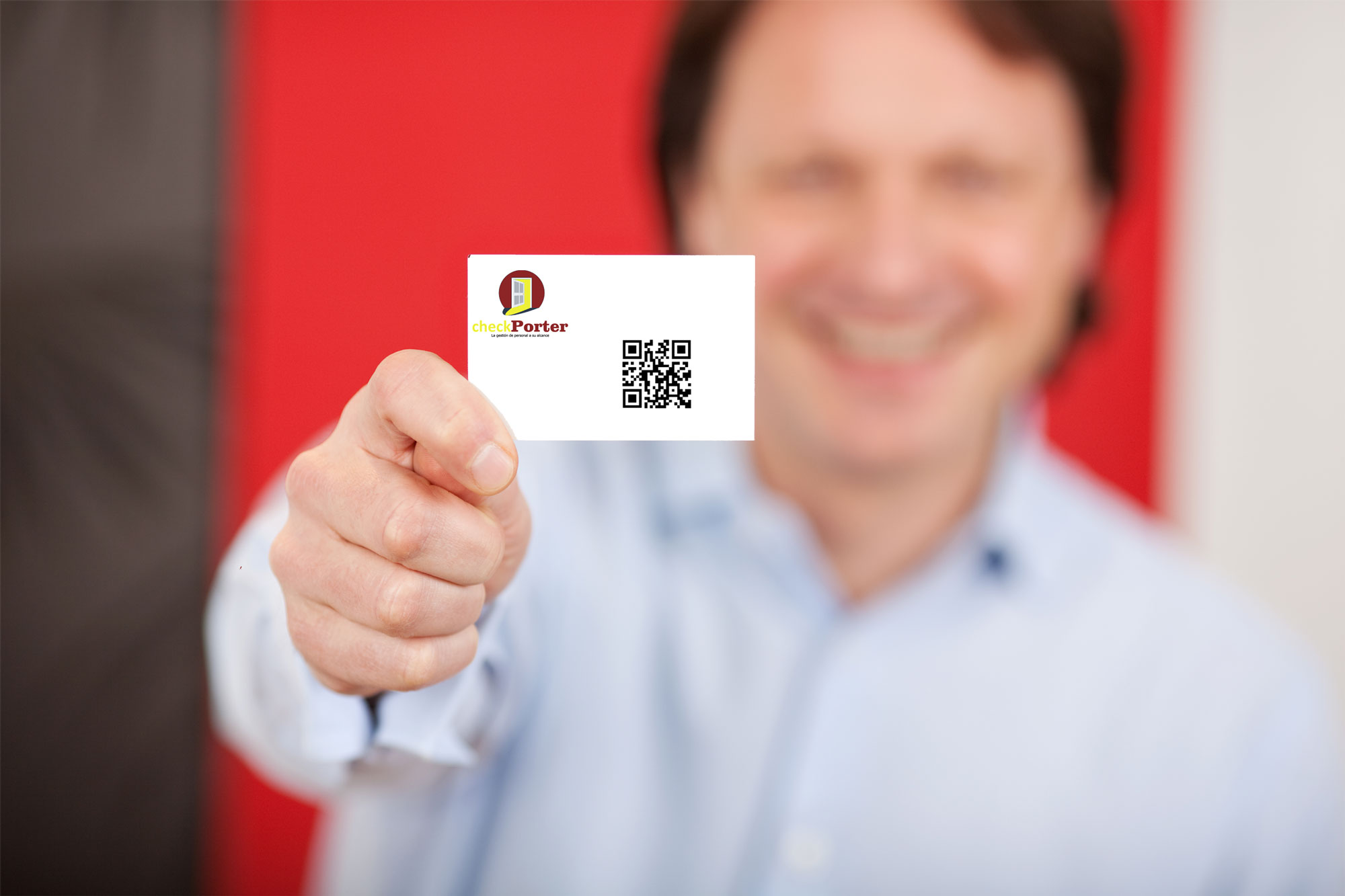 Empleado mostrando tarjeta CheckPorter con código QR