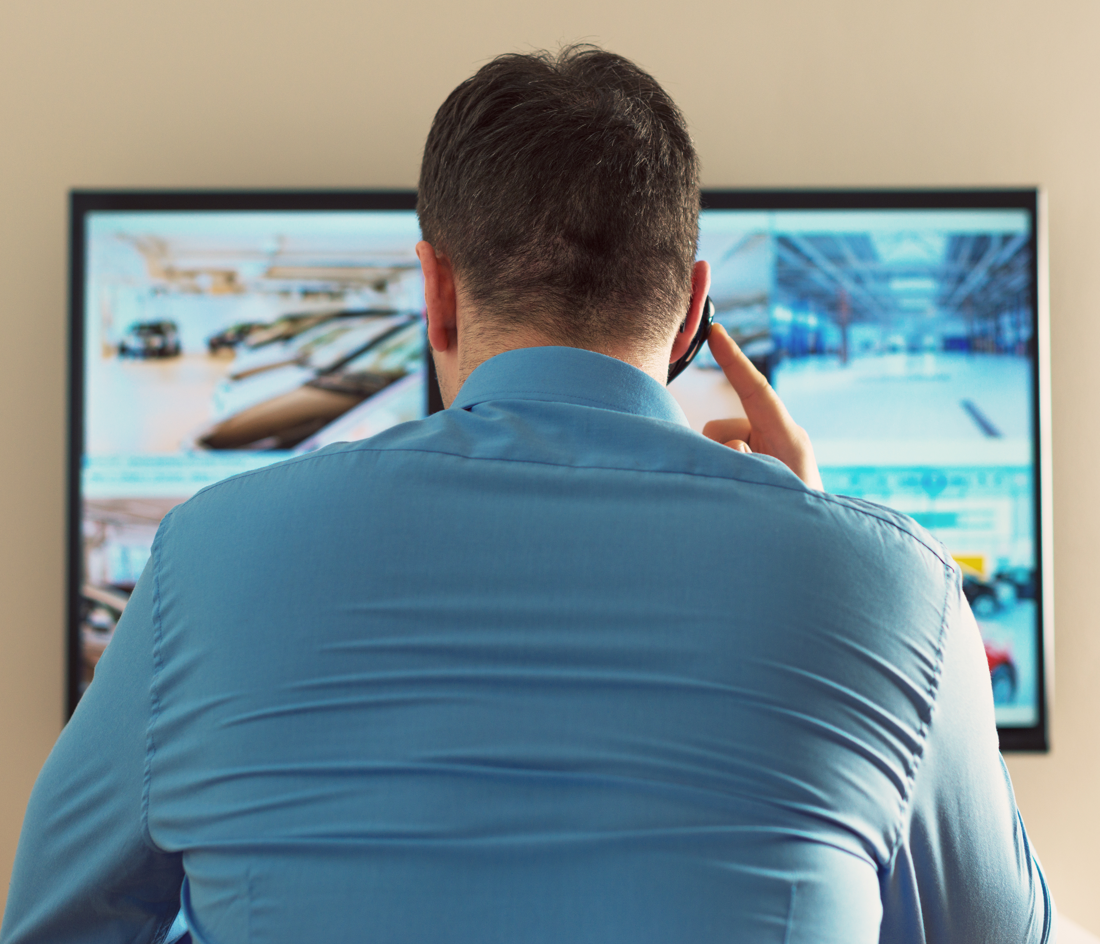 Personal de vigilancia controlando cámaras con CheckPorter
